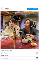 拓郎（眞栄田郷敦）、村井元CP（岡部たかし）の“サシ飲み”風オフショット　※ドラマ『エルピス―希望、あるいは災い―』公式インスタグラム