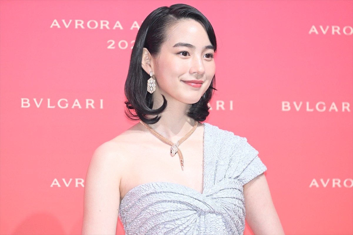 Koki，「母のような女性になりたい」　鮮やかなドレスでブルガリのイベントに登場