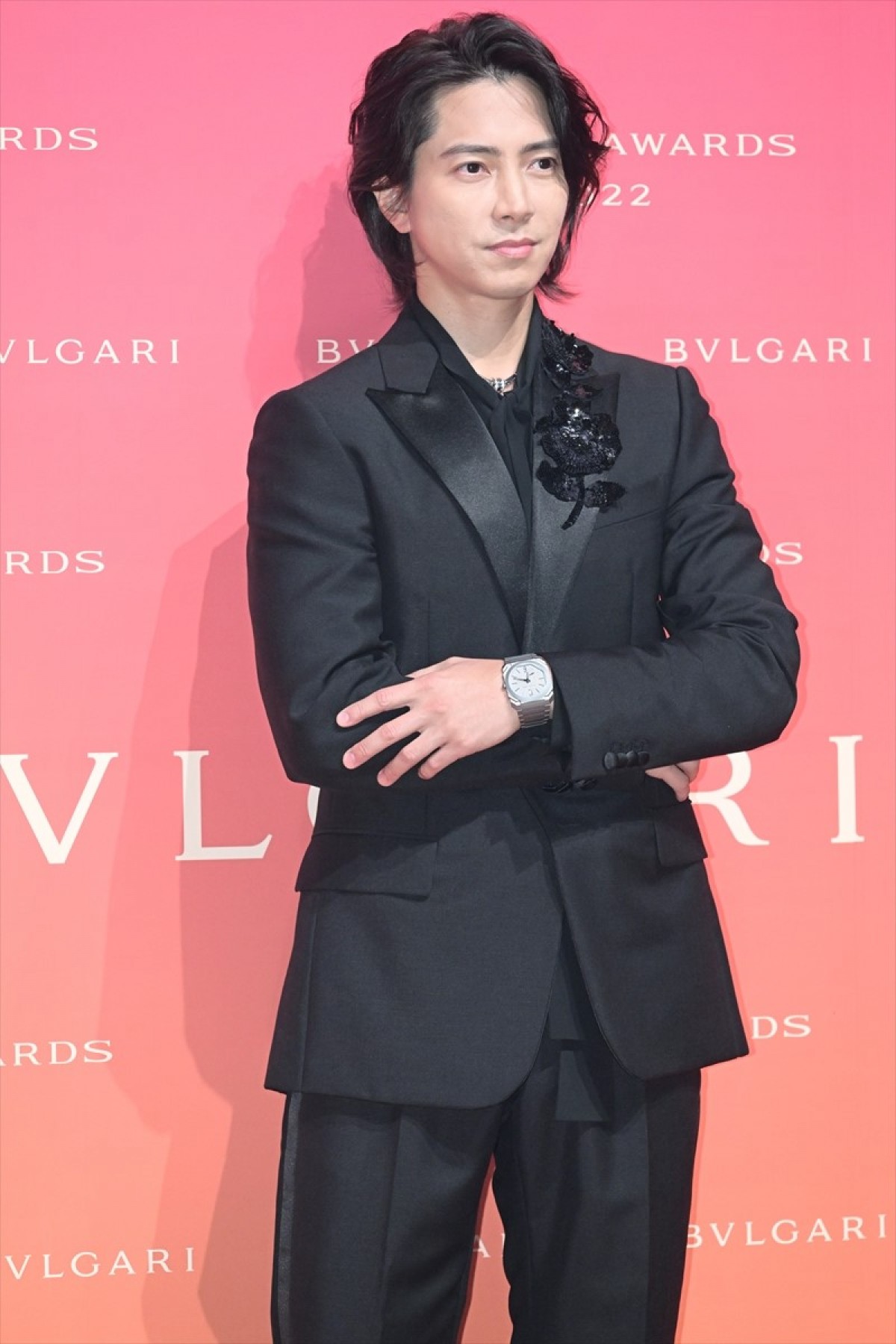 山下智久、ブラックスーツでスタイリッシュに登場　2022年は「幸せな一年を過ごせた」