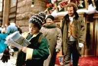 映画『ホーム・アローン2』（1992）子役のマコーレー・カルキンを現場で無視していたジョー・ペシ（中央）