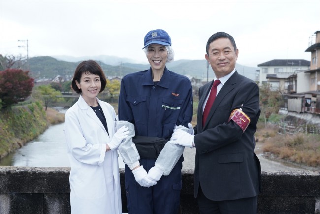 『科捜研の女Season21』第9話にゲスト出演する大林素子(中央)