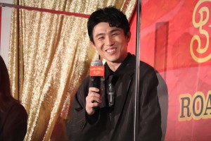 中尾明慶、映画『ウェディング・ハイ』完成披露舞台あいさつに登場