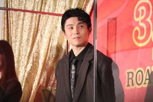 中尾明慶、映画『ウェディング・ハイ』完成披露舞台あいさつに登場