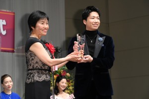 水谷隼、第33回日本ジュエリーベストドレッサー賞 表彰式に登場