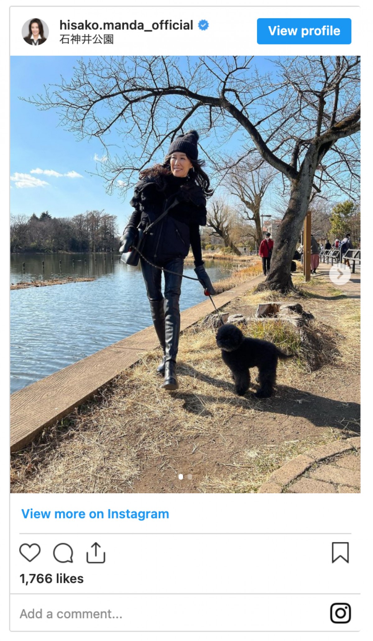 萬田久子、全身ブラック＆黒いトイプードル　黒尽くめ散歩ショットに反響「素敵」「格好いい」