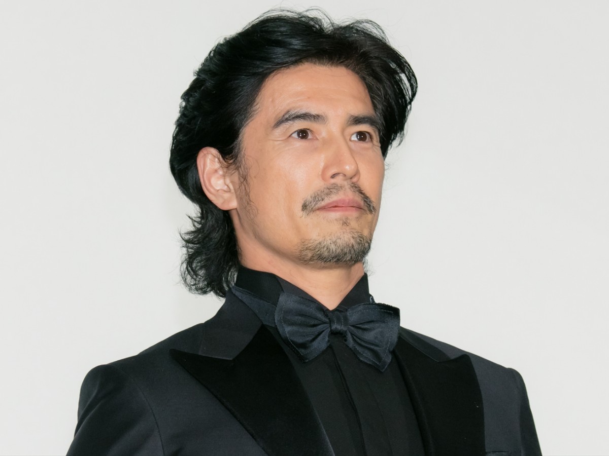 伊藤英明、素肌にデニムベストの主演作に自虐PR　「これじゃないよ感」