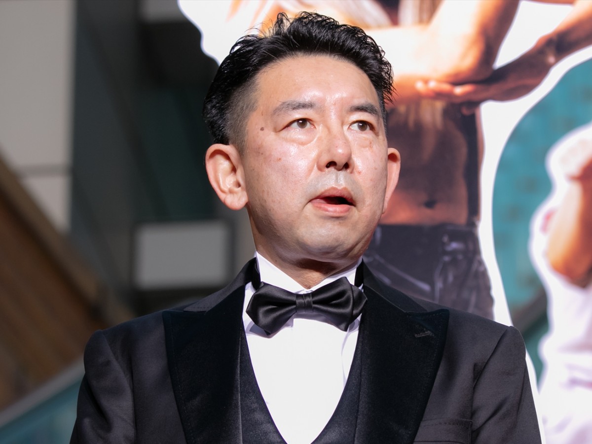 伊藤英明、素肌にデニムベストの主演作に自虐PR　「これじゃないよ感」