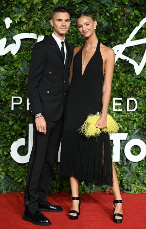 ロメオ・ベッカム、恋人ミア・レーガンとレッドカーペットデビュー（2021年11月）