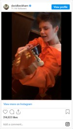 ギターを弾き語りする幼少期のクルス・ベッカム　※「デヴィッド・ベッカム」インスタグラム