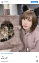 黒の猫耳をつけたえなこ　※「えなこ」インスタグラム