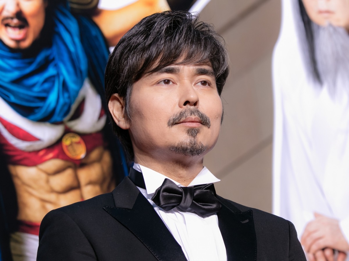 伊藤英明、素肌にデニムベストの主演作に自虐PR　「これじゃないよ感」