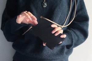 「だっこ猫スマホポシェット」