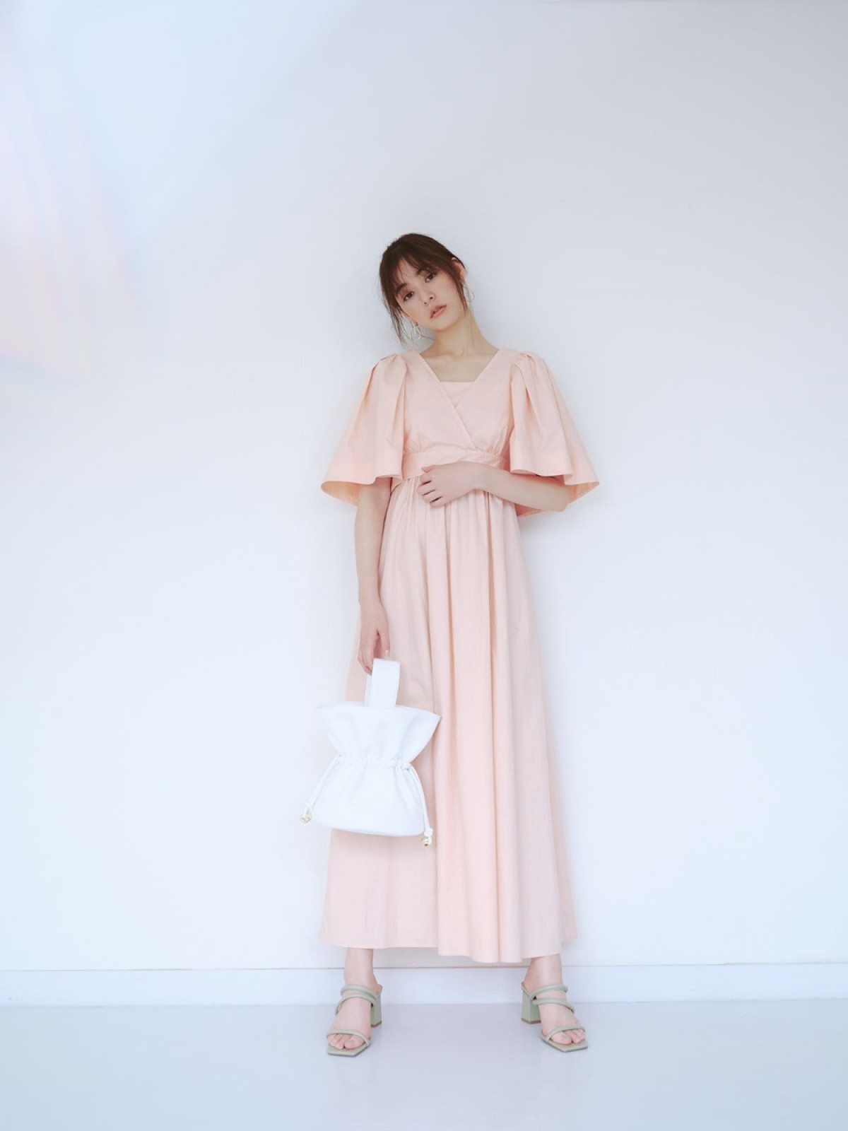新木優子が魅せる「SNIDEL」2022年春コレクション