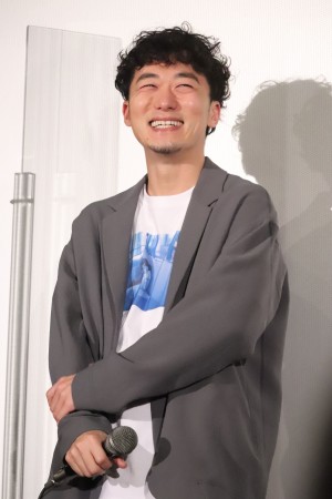 映画『ちょっと思い出しただけ』公開記念舞台あいさつに登壇した松居大悟監督