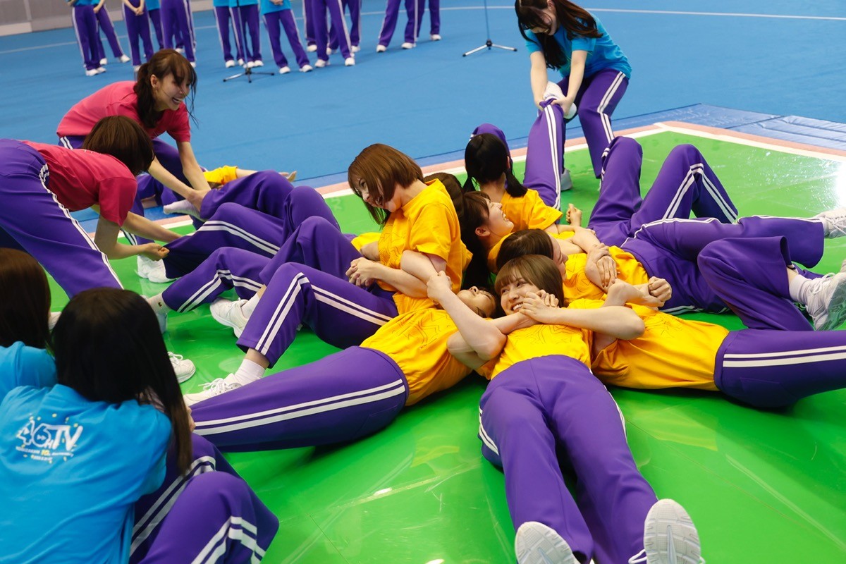 『乃木坂46時間TV』清宮レイ、牛乳瓶メガネで全力応援　賀喜遥香＆田村真佑はヤンキー座り