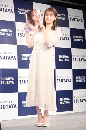 篠崎愛写真集 『IDEA』刊行記者会見の模様