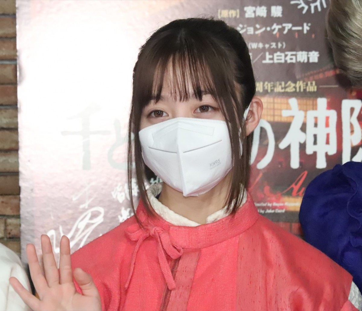 橋本環奈＆上白石萌音、舞台『千と千尋の神隠し』鈴木敏夫の賛辞の声に「ホッとしました」