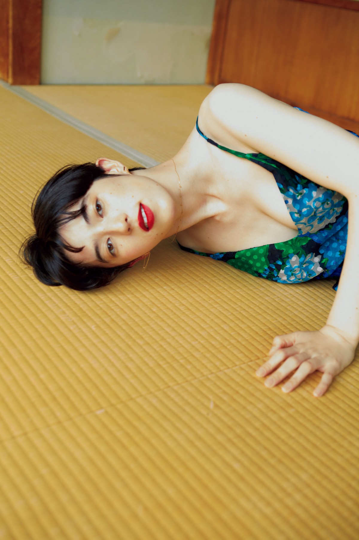 “17歳の新進女優”菊地姫奈、タンクトップの健康美　透明感あふれるグラビア