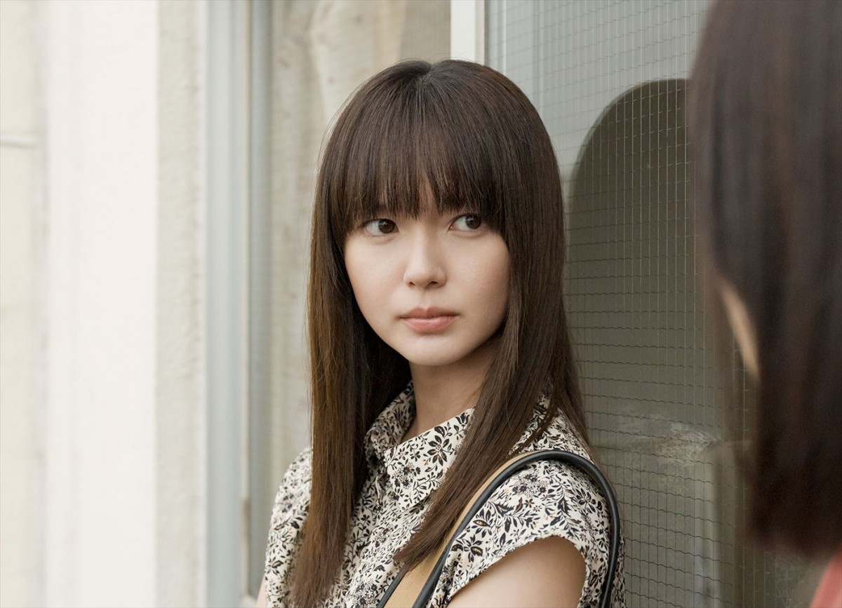 ぎこちない笑顔、交わらない視線　『流浪の月』広瀬すず×松坂桃李を取り巻く人々を写した場面写真