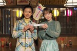 連続テレビ小説ヒロインバトンタッチセレモニーより（左から） 『ちむどんどん』黒島結菜、バトンを渡す『カムカムエヴリバディ』川栄李奈