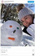 息子たちと雪遊びに興じる内田恭子　※「内田恭子」インスタグラム