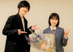 【写真】クランクアップを迎えた道枝駿佑から福本莉子へ、“記憶に残る”花束プレゼント