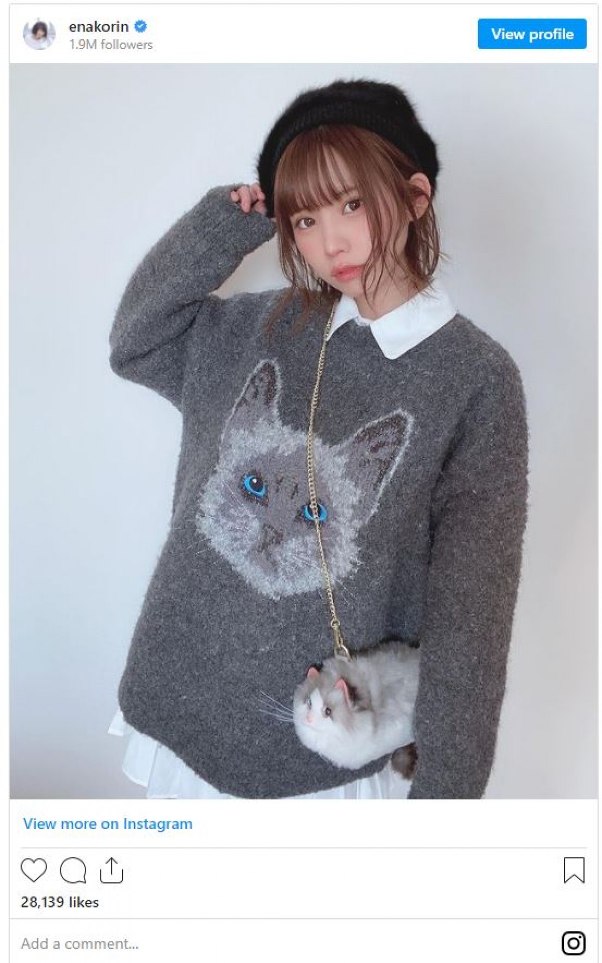 ねこのセーターにネコのポシェットを合わせたえなこ　※「えなこ」インスタグラム
