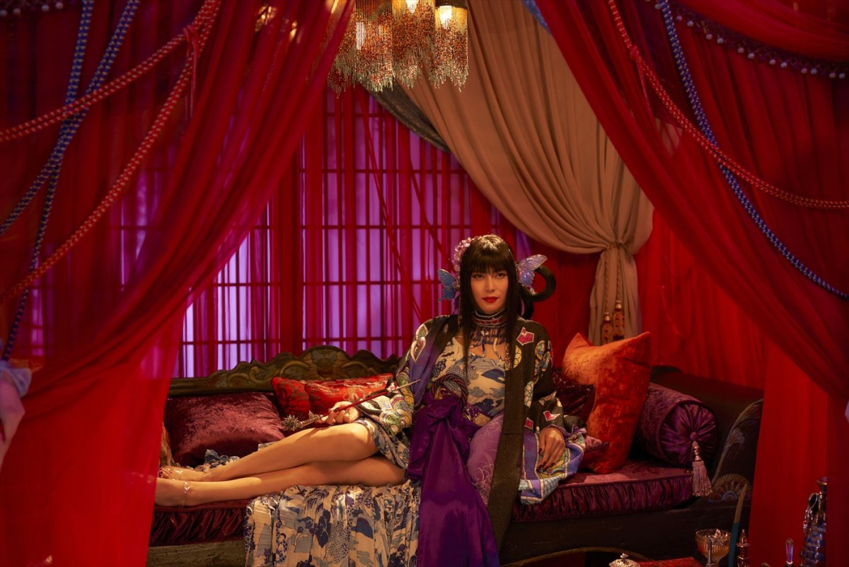 柴咲コウ「毎回ファッションショーのような気分」　『ホリック xxxHOLiC』侑子の衣装写真解禁