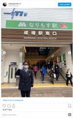 様になっている礼二の駅員姿　※「礼二（中川家）」インスタグラム