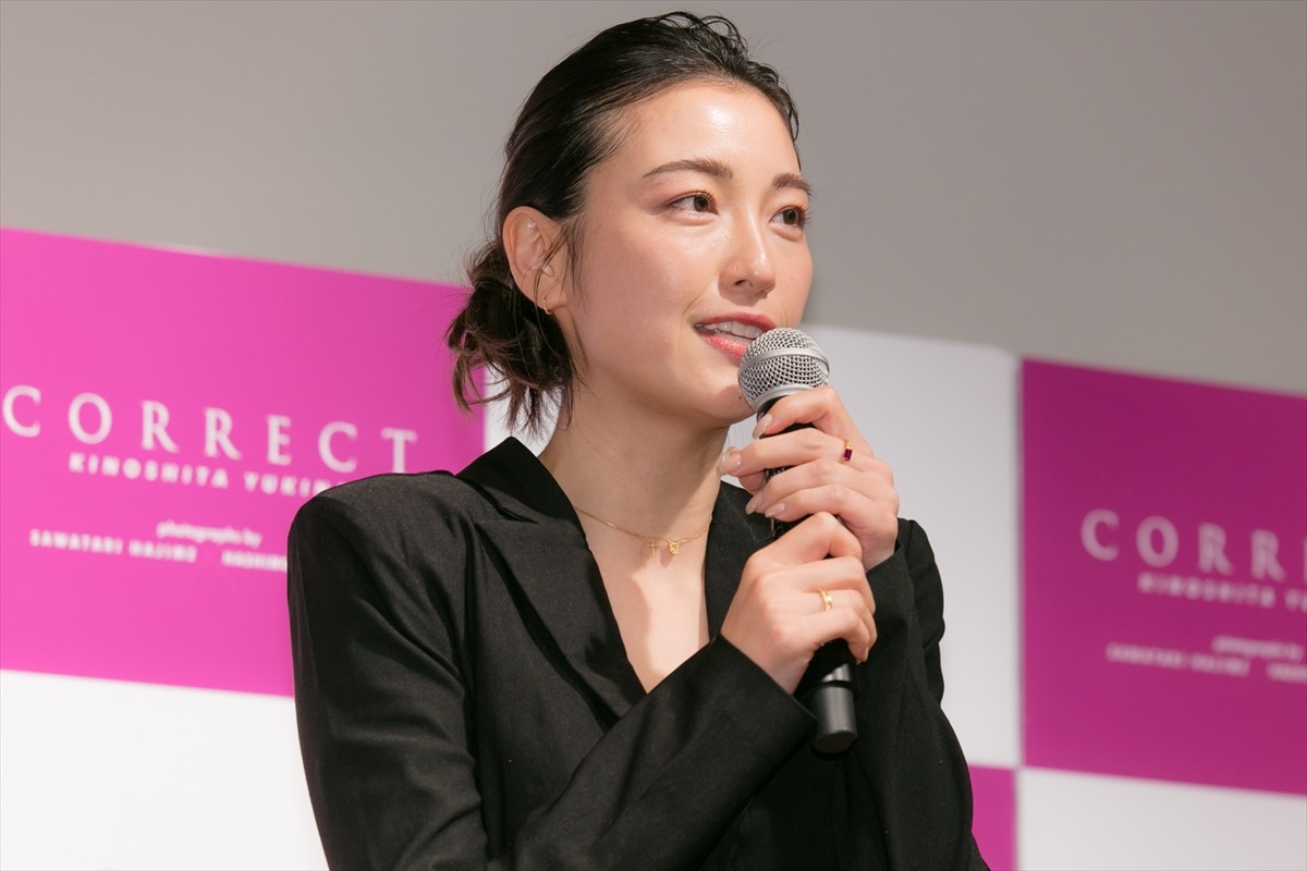 木下優樹菜さん、写真集出版会見に登場　芸能界復帰は「まったく考えていない」