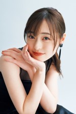 【写真】福原遥、大人の黒ドレス姿　