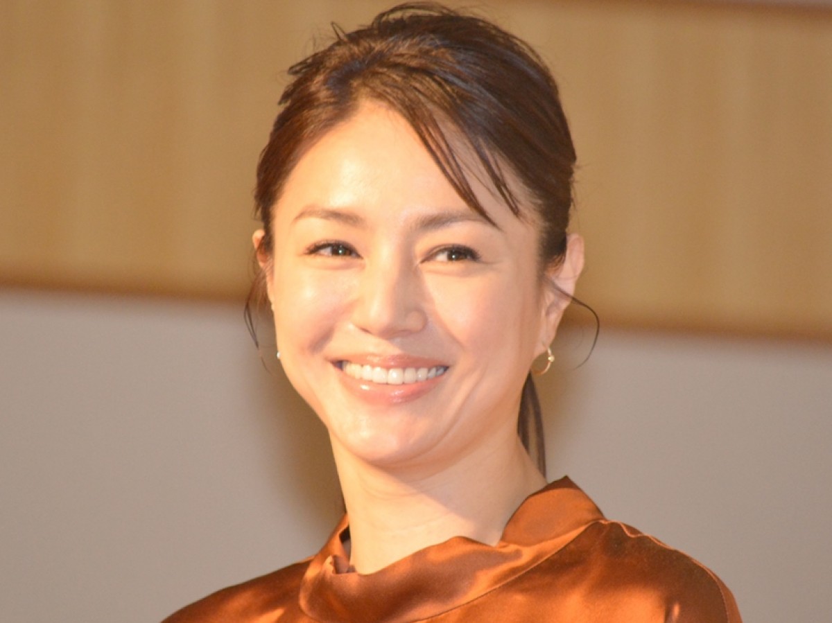 『持続可能な恋ですか？』井川遥の“整形外科医”姿に絶賛の声　「美しい」「いつも綺麗」