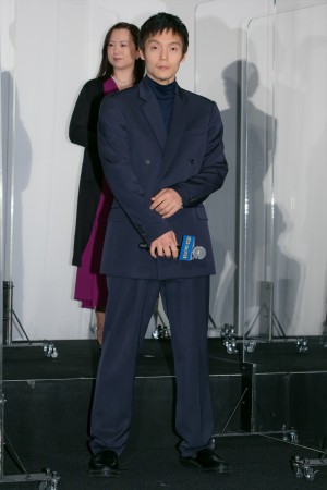 窪田正孝、『劇場版ラジエーションハウス』完成披露舞台あいさつに登場