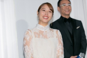 広瀬アリス、『劇場版ラジエーションハウス』完成披露舞台あいさつに登場