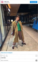 第1話に登場した、コートを羽織った麻理鈴（今田美桜）のオフショット　※ドラマ『悪女（わる）〜働くのがカッコ悪いなんて誰が言った？〜』公式インスタグラム