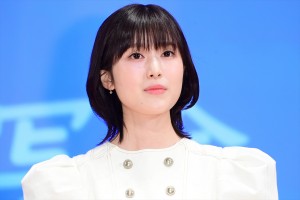 福本莉子、映画『20歳のソウル』完成披露舞台あいさつに登場