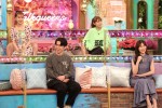 『トークィーンズ』より（前列左から）藤森慎吾（オリエンタルラジオ）、指原莉乃、（後列左から）藤田ニコル、若槻千夏