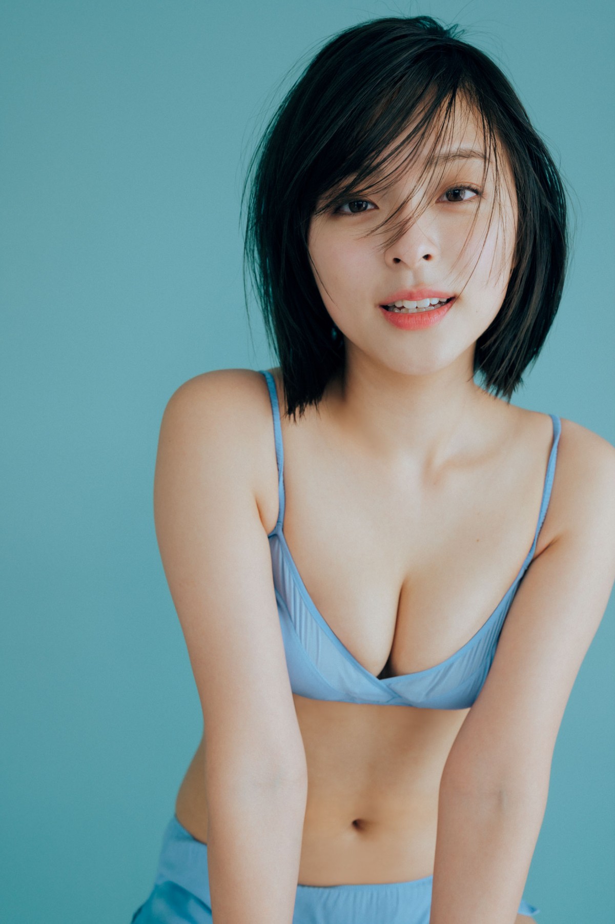 「補聴器をつけた天使」我妻ゆりか、弾けんばかりのたわわボディ＆笑顔がさく裂グラビア
