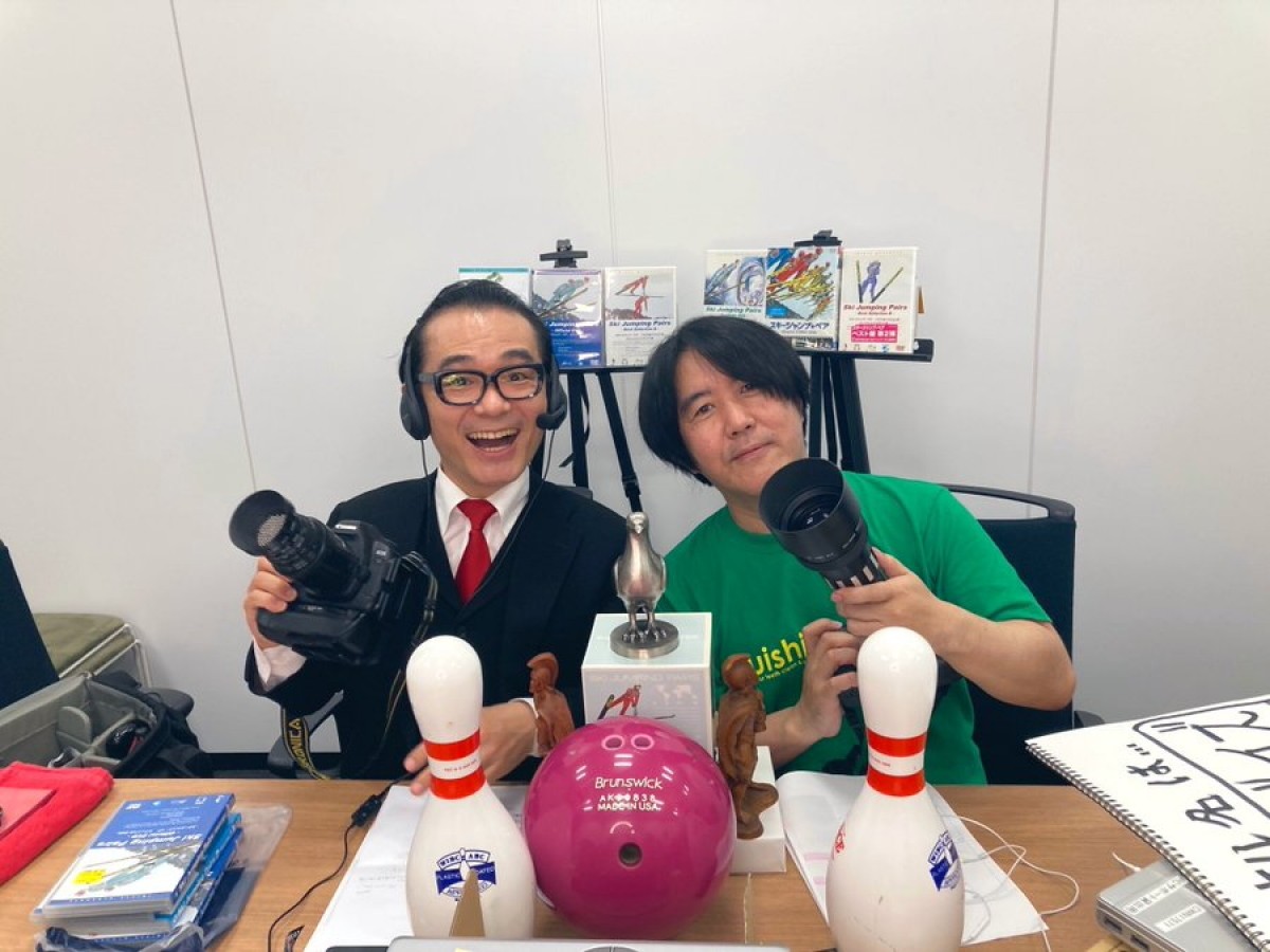 『スキージャンプ・ペア 』YouTube Liveに登場した（左から）茂木淳一、真島理一郎