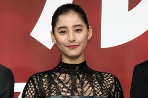 新木優子、映画『バスカヴィル家の犬　シャーロック劇場版』完成報告会に登場