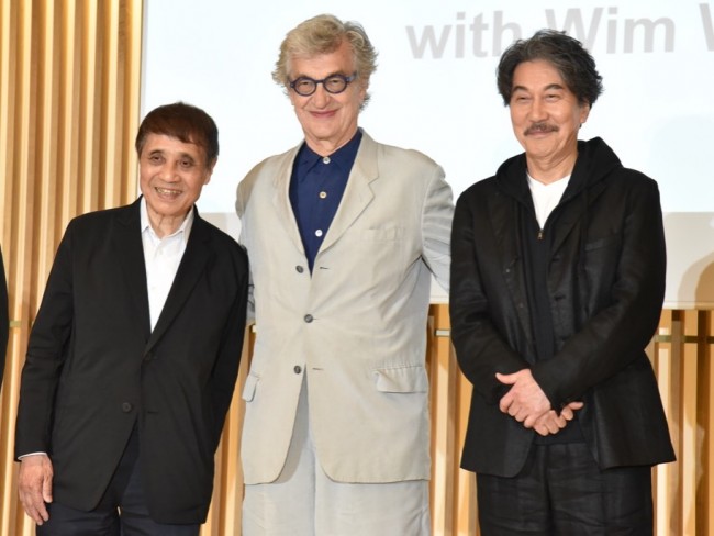 「THE TOKYO TOILET Art Project with Wim Wenders」記者発表会に出席した（左から）安藤忠雄、ヴィム・ヴェンダース監督、役所広司