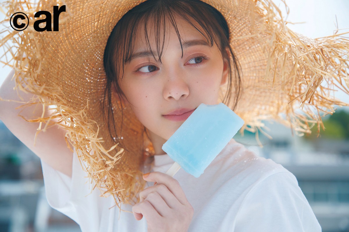 眞栄田郷敦＆吉岡里帆、ブルーTシャツ×デニムのおそろいコーデ　超密着ショット大公開