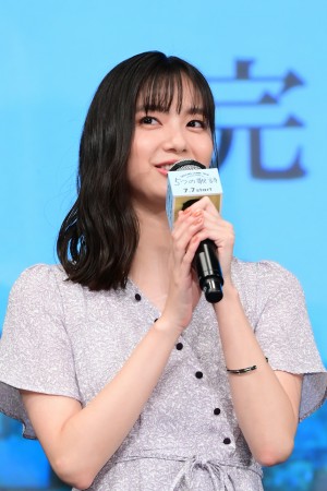 スターチャンネル オリジナルドラマ『5つの歌詩（うた）』完成披露上映会に登壇した新川優愛