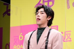 吉村界人、映画『神は見返りを求める』完成披露試写会イベントに登場