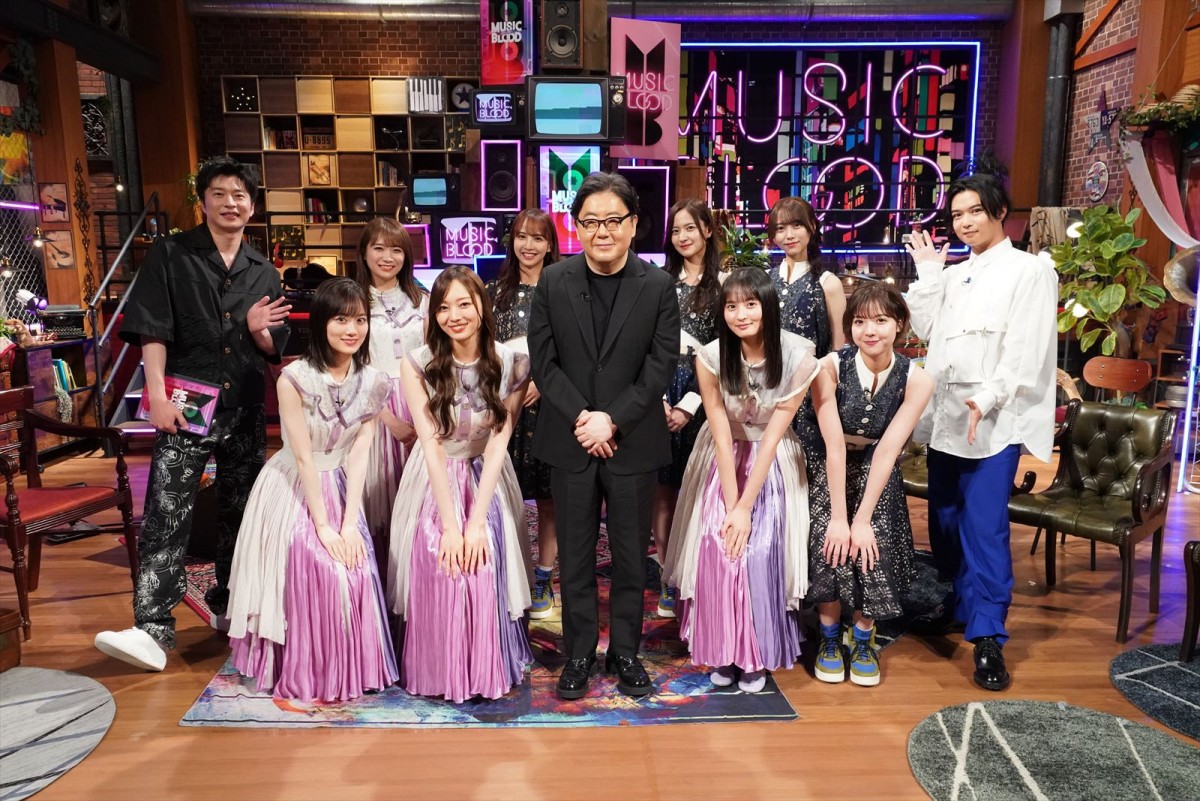 『MUSIC BLOOD』に出演した（左から）田中圭、乃木坂46、秋元康、千葉雄大