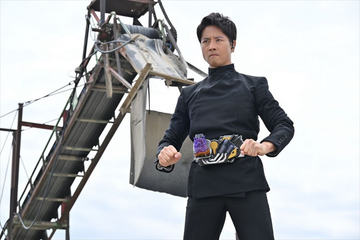 『劇場版 仮面ライダーリバイス』よりケイン・コスギ演じるアヅマ／仮面ライダーダイモン