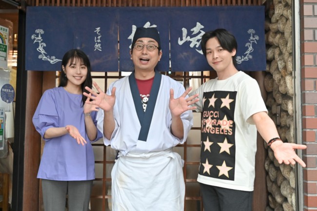 ドラマ『石子と羽男―そんなコトで訴えます？―』に出演する（左から）有村架純、おいでやす小田、中村倫也