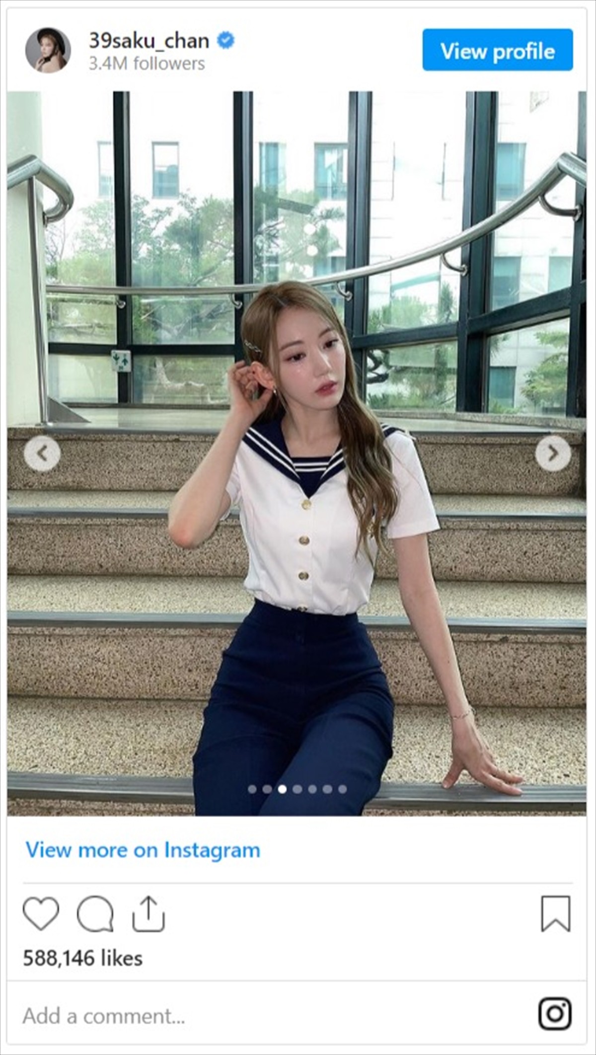 宮脇咲良、かわいすぎるセーラールックに反響「ウエスト細すぎっっ！」