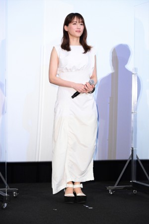 綾瀬はるか、映画『はい、泳げません』公開記念舞台挨拶に登場