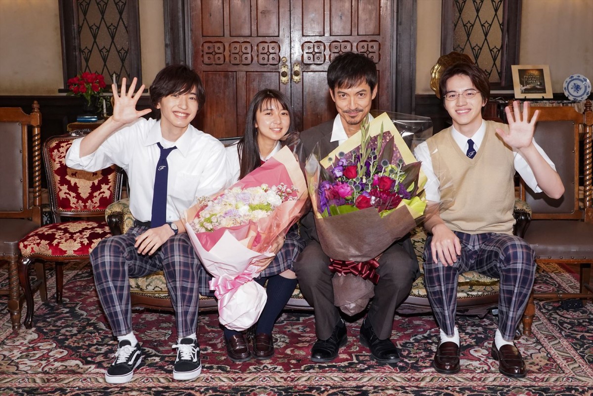ドラマ『金田一少年の事件簿』道枝駿佑(左)と岩崎大昇(右)が見守る中、クランクアップを迎えた上白石萌歌と沢村一樹(中央)